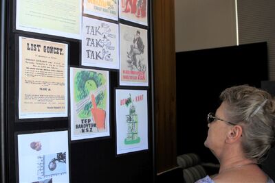 Wystawa złożona z materiałów edukacyjnych IPN (pocztówki z Żołnierzami Wyklętymi, miniwystawa „Wyklęci”, karty edukacyjne). Fot. Józef Burak/Perth