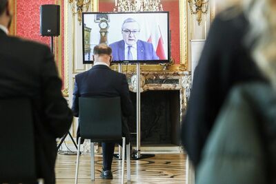 Wicepremier i Minister Kultury, Dziedzictwa Narodowego i Sportu prof. Piotr Gliński podczas wernisażu „Gorzki pokój. Traktat ryski 1921 r.” – Zamek Królewski w Warszawie, 15 marca 2021. Fot. Sławek Kasper (IPN)