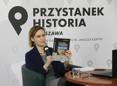 Karolina Wanda Olszowska, prowadząca spotkania z cyklu „Jak Polacy budowali Orient” – 20 marca 2021. Fot. Piotr Życieński (IPN)
