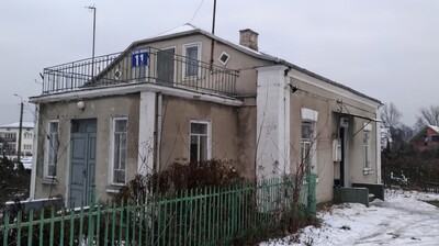 Pomiędzy sufitem a więźbą dachową była mała przestrzeń, dająca możliwość przebywania jedynie na leżąco. Fot. ze zbiorów Tomasza Sikorskiego