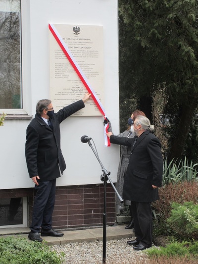 Uroczyste odsłonięcie tablicy upamiętniającej Jana i Antoninę Żabińskich – Sprawiedliwych wśród Narodów Świata – Warszawa, 24 marca 2021. Fot. Łukasz Bielecki (OBUWiM IPN)