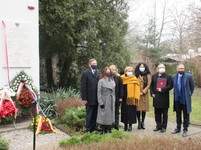 Uroczyste odsłonięcie tablicy upamiętniającej Jana i Antoninę Żabińskich – Sprawiedliwych wśród Narodów Świata – Warszawa, 24 marca 2021. Fot. Łukasz Bielecki (OBUWiM IPN)