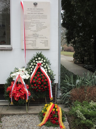 Uroczyste odsłonięcie tablicy upamiętniającej Jana i Antoninę Żabińskich – Sprawiedliwych wśród Narodów Świata – Warszawa, 24 marca 2021. Fot. Łukasz Bielecki (OBUWiM IPN)