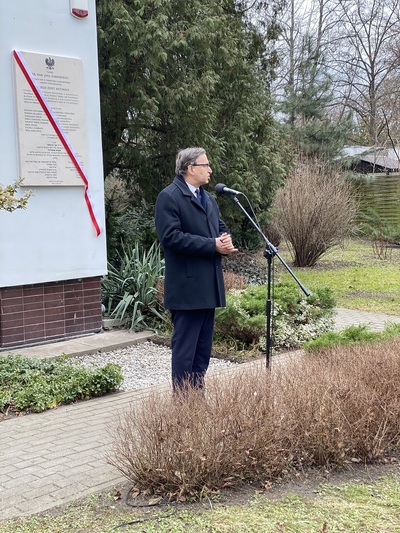 Uroczyste odsłonięcie tablicy upamiętniającej Jana i Antoninę Żabińskich – Sprawiedliwych wśród Narodów Świata – Warszawa, 24 marca 2021. Fot. Kamil Komorowski (OBUWiM IPN)