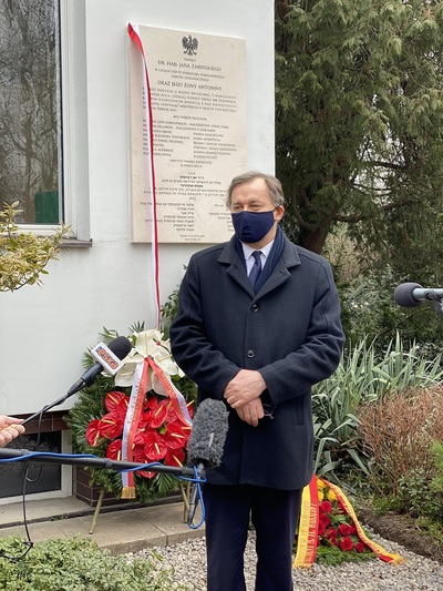 Uroczyste odsłonięcie tablicy upamiętniającej Jana i Antoninę Żabińskich – Sprawiedliwych wśród Narodów Świata – Warszawa, 24 marca 2021. Fot. Kamil Komorowski (OBUWiM IPN)