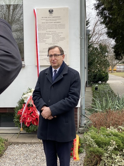 Uroczyste odsłonięcie tablicy upamiętniającej Jana i Antoninę Żabińskich – Sprawiedliwych wśród Narodów Świata – Warszawa, 24 marca 2021. Fot. Kamil Komorowski (OBUWiM IPN)