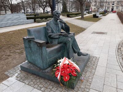 Kwiaty przy pomniku – ławeczce Jana Karskiego na skwerze przy Muzeum Historii Żydów Polskich – Warszawa, 24 marca 2021. Fot. Joanna Jurkowska (IPN)