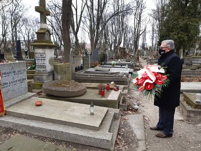 Wiceprezes IPN Jan Baster przy grobie Aleksandra Ładosia na Powązkach – Warszawa, 24 marca 2021. Fot. Joanna Jurkowska (IPN)