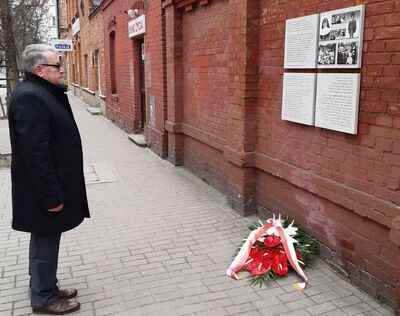 Wiceprezes IPN Jan Baster składa kwiaty pod tablicą upamiętniającą matkę Matyldę Getter – Warszawa, 24 marca 2024. Fot Joanna Jurkowska (IPN)