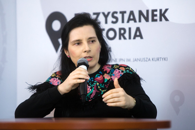 Dr Alicja Gontarek, sekretarz redakcji „Polish-Jewish Studies”, podczas debaty wokół periodyku. Fot. Sławek Kasper (IPN)