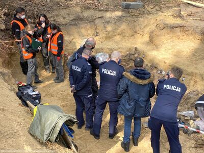 Prace ekshumacyjne prowadzone przez Biuro Poszukiwań i Identyfikacji IPN przy ul. Skierdowskiej w Warszawie – 25 marca 2021. Fot. BPiI IPN