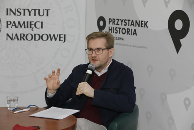 Wykład dr. hab. Piotra Majewskiego „Październik 1956, czyli krytycznie nie tylko o socrealizmie…" z cyklu „Polskie miasta wobec totalitaryzmów – zniszczenie i odbudowa przestrzeni historycznej” – 28 marca 2021. Fot. Piotr Życieński (IPN)
