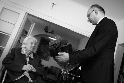 Spotkanie wiceprezesa IPN Mateusza Szpytmy z Anną Koźmińską z okazji Narodowego Dnia Pamięci Polaków Ratujących Żydów – 11 marca 2020. Fot. Sławek Kasper (IPN)