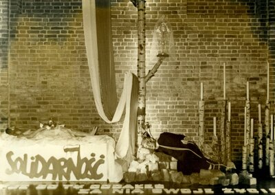 Połowa lat 80. XX w. - dekoracja wielkanocna w jednym z kościołów z widocznym emblematem „Solidarności” i sylwetką związanego księdza, nawiązującą do morderstwa ks. Jerzego Popiełuszki