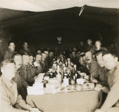 1942 - żołnierze Samodzielnej Brygady Strzelców Karpackich przy śniadaniu wielkanocnym 1 El Arimija w Egipcie (IPN)