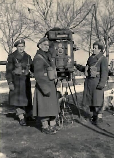 Antoni Chrościelewski wraz z kolegami z 3. Karpackiego Pułku Artylerii Przeciwlotniczej przy urządzeniu obliczającym ustawienie armat / Foto: Archiwum Antoniego Chrościelewskiego