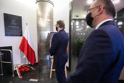 Uroczyste złożenie kwiatów pod tablicą upamiętniającą Janusza Kurtykę, tragicznie zmarłego prezesa IPN – 9 kwietnia 2021. Fot. Sławek Kasper (IPN)