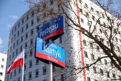 Tabliczka z nazwą ulicy przed siedzibą centrali IPN. Fot. Sławek Kasper (IPN)