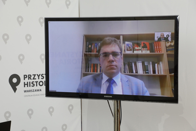 Dr Łukasz Adamski podczas dyskusji z cyklu „Polityczne i prawne dylematy polskiej polityki zagranicznej w latach 1918–1945” – 12 kwietnia 2021. Fot. Piotr Życieński (IPN)