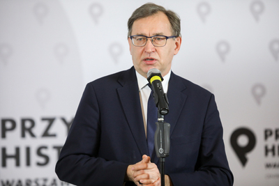 Dr Jarosław Szarek, prezes IPN podczas konferencji prasowej na temat II Międzynarodowego Festiwalu Filmowego o Totalitaryzmach „Echa Katynia” –  13 kwietnia 2021. Fot. Sławek Kasper (IPN)