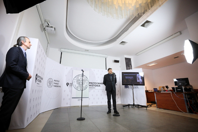 Konferencja prasowa na temat II Międzynarodowego Festiwalu Filmowego o Totalitaryzmach „Echa Katynia” – 13 kwietnia 2021. Fot. Sławek Kasper (IPN)