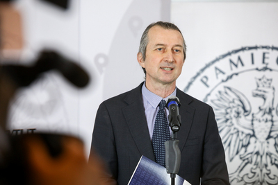 Sławomir Bardski (BPiKS), prowadzący konferencję prasową na temat II Międzynarodowego Festiwalu Filmowego o Totalitaryzmach „Echa Katynia” – 13 kwietnia 2021. Fot. Sławek Kasper (IPN)