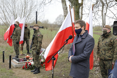 Dr Mariusz Żuławnik, wicedyrektor Archiwum IPN, podczas uroczystości 70. rocznicy śmierci ppor. Mieczysława Dziemieszkiewicza ps. „Rój” i Bronisława Gniazdowskiego ps. „Mazur” – 13 kwietnia 2021. Fot. Piotr Życieński (IPN)