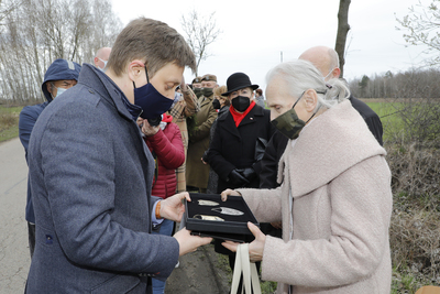 Dr Mariusz Żuławnik wręcza repliki ryngrafów Reginie Świąteckiej, której rodzina pomagała oddziałowi „Roja”– 13 kwietnia 2021. Fot. Piotr Życieński (IPN)