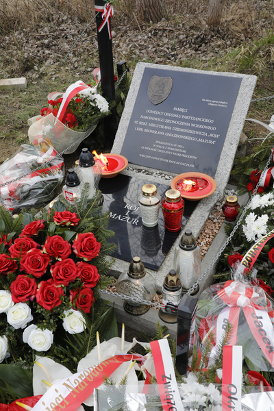 Pomnik ppor. Mieczysława Dziemieszkiewicza ps. „Rój” i Bronisława Gniazdowskiego ps. „Mazur” – 13 kwietnia 2021. Fot. Piotr Życieński (IPN)