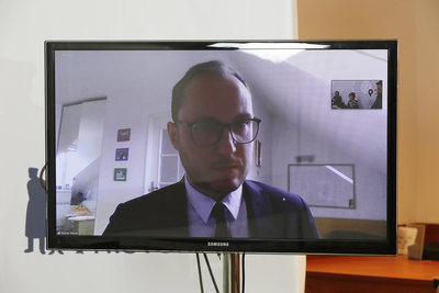 Dr Roman Gieroń podczas dyskusji „Niemieckie zbrodnie w obozach koncentracyjnych” – 18 kwietnia 2021. Fot. Piotr Życieński (IPN)