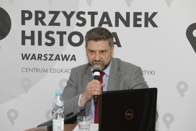 Dr hab. Filip Musiał, prowadzący cykl spotkań z cyklu „Między mitem a rzeczywistością – najważniejsze wydarzenia XX wieku” – 18 kwietnia 2021. Fot. Piotr Życieński (IPN)