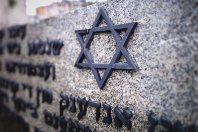 Obelisk koło Pomnika Wspólnego Męczeństwa Żydów i Polaków w Warszawie. Fot. Sławek Kasper (IPN)