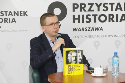 Rafał Dudkiewicz, prowadzący spotkania z cyklu „Kulisy historii” – 17 kwietnia 2021. Fot. Piotr Życieński (IPN)