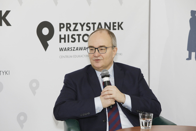 Dr Krzysztof Rak podczas dyskusji „Piłsudski między Hitlerem a Stalinem” z cyklu „Kulisy historii” – 17 kwietnia 2021. Fot. Piotr Życieński (IPN)