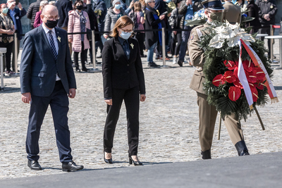Zastępca prezesa Instytutu Pamięci Narodowej dr Mateusz Szpytma oraz Marzena Kruk, dyrektor Archiwum IPN składają wieniec pod pomnikiem Bohaterów Getta – Warszawa, 19 kwietnia 2021. Fot. Sławek Kasper