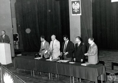 Spotkanie Porozumienia na Rzecz Przeprowadzenia Demokratycznych Wyborów w NSZZ „S”, Szczecin, czerwiec 1989 r.; za stołem od lewej: Andrzej Gwiazda, Władysław Siła-Nowicki, Stanisław Kocjan, Marian Jurczyk; przy mównicy Stanisław Wądołowski. Fot. z zasobu IPN