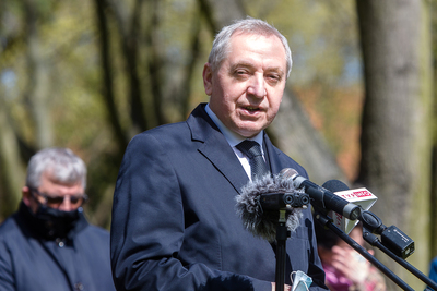 Poseł na Sejm RP Henryk Kowalczyk. Otwarcie wystawy „Rozkaz nr 00485. Antypolska operacja NKWD na sowieckiej Ukrainie 1937–1938” – Pułtusk, 27 kwietnia 2021. Fot. Sławek Kasper (IPN)