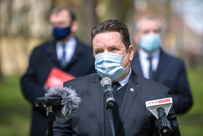 Dyrektor Domu Polonii w Pułtusku Michał Kisiel. Otwarcie wystawy „Rozkaz nr 00485. Antypolska operacja NKWD na sowieckiej Ukrainie 1937–1938” – Pułtusk, 27 kwietnia 2021. Fot. Sławek Kasper (IPN)