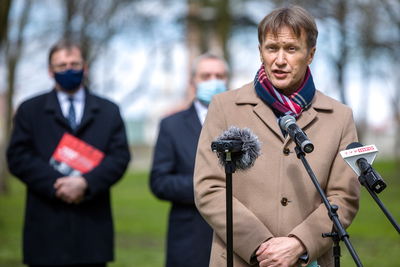 Zastępca burmistrza Pułtuska Mateusz Miłoszewski. Otwarcie wystawy „Rozkaz nr 00485. Antypolska operacja NKWD na sowieckiej Ukrainie 1937–1938” – Pułtusk, 27 kwietnia 2021. Fot. Sławek Kasper (IPN)