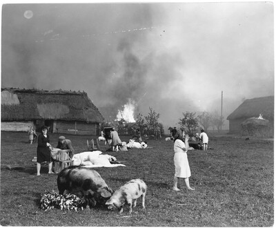 Zdjęcie płonącej Wąwolnicy, 3 maja 1946. Fot. John Vachon