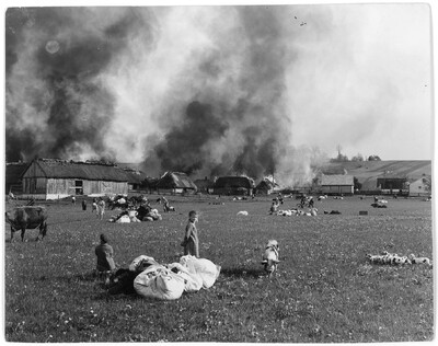 Zdjęcie płonącej Wąwolnicy, 3 maja 1946. Fot. John Vachon