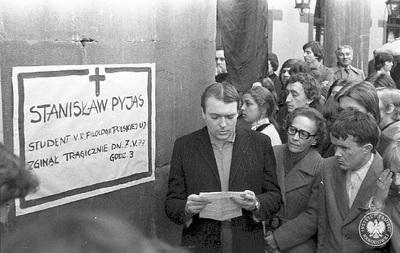 Zdjęcie z esbeckiej obserwacji na Szewskiej 7 w Krakowie (Archiwum IPN)