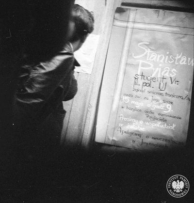 Zdjęcie z esbeckiej obserwacji na Szewskiej 7 w Krakowie (Archiwum IPN)