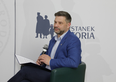 Dr hab. Filip Musiał – prowadzący dyskusje z cyklu „Między mitem a rzeczywistością – najważniejsze wydarzenia XX wieku” – 6 maja 2021. Fot. Piotr Życieński (IPN)