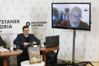 Dyskusja o albumie „Kresowe rezydencje. Zamki, pałace i dwory na dawnych ziemiach wschodnich II RP, t. 2: Województwo nowogródzkie” – 10 maja 2021. Fot. Piotr Życieński (IPN)