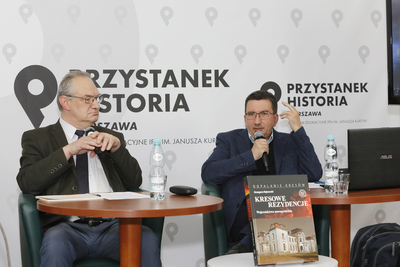 Dyskusja o albumie „Kresowe rezydencje. Zamki, pałace i dwory na dawnych ziemiach wschodnich II RP, t. 2: Województwo nowogródzkie” – 10 maja 2021. Fot. Piotr Życieński (IPN)