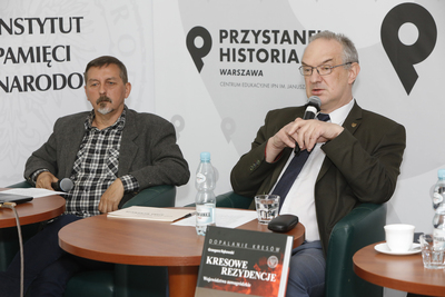 Dyskusja o albumie „Kresowe rezydencje. Zamki, pałace i dwory na dawnych ziemiach wschodnich II RP, t. 2: Województwo nowogródzkie” – 10 maja 2021. Fot. Piotr Życieński (IPN)