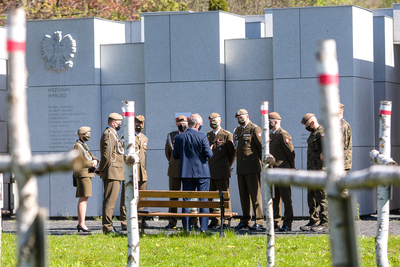 Przedstawiciele 4. Warmińsko-Mazurskiej Brygady Obrony Terytorialnej na powązkowskiej „Łączce” – 11 maja 2021. Fot. Sławek Kasper (IPN)