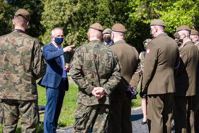 Przedstawiciele 4. Warmińsko-Mazurskiej Brygady Obrony Terytorialnej na powązkowskiej „Łączce” – 11 maja 2021. Fot. Sławek Kasper (IPN)