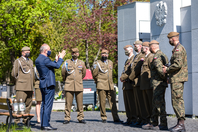 Przedstawiciele 4. Warmińsko-Mazurskiej Brygady Obrony Terytorialnej na powązkowskiej „Łączce” – 11 maja 2021. Fot. Sławek Kasper (IPN)